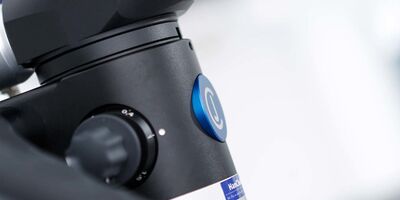 Eine Endodontische Behandlung in unserer Zahnarztpraxis in Rostock wird mit Hilfe eines Mikroskopes präzise durchgeführt. Eine Endodontische Behandlung in unserer Zahnarztpraxis in Rostock wird mit Hilfe eines Mikroskopes präzise durchgeführt.